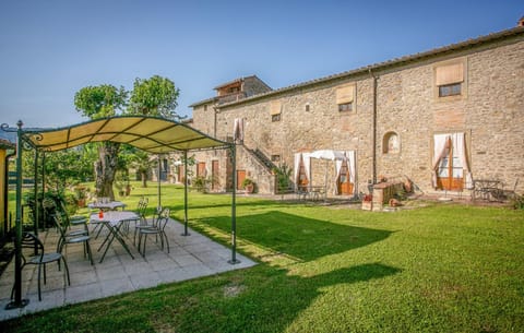 Property building, Patio, Garden, Dining area