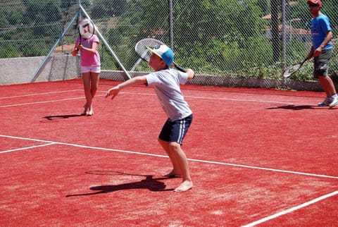 Tennis court, young children, young children