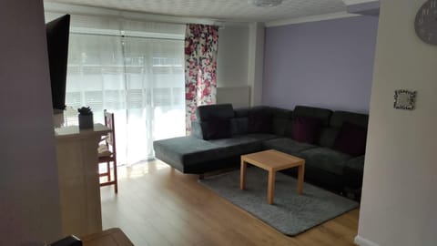 3 bed house in Walsall, perfect for contractors & leisure & free parking Apartment in Walsall