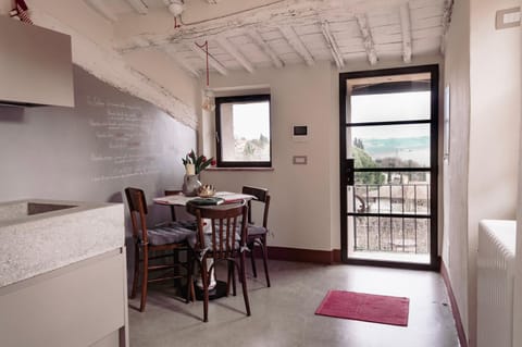 Kitchen or kitchenette, Seating area