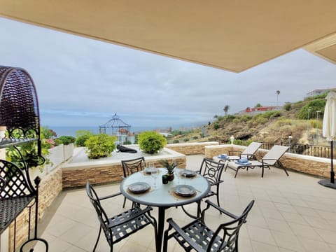 View (from property/room), Balcony/Terrace, Dining area, Sea view