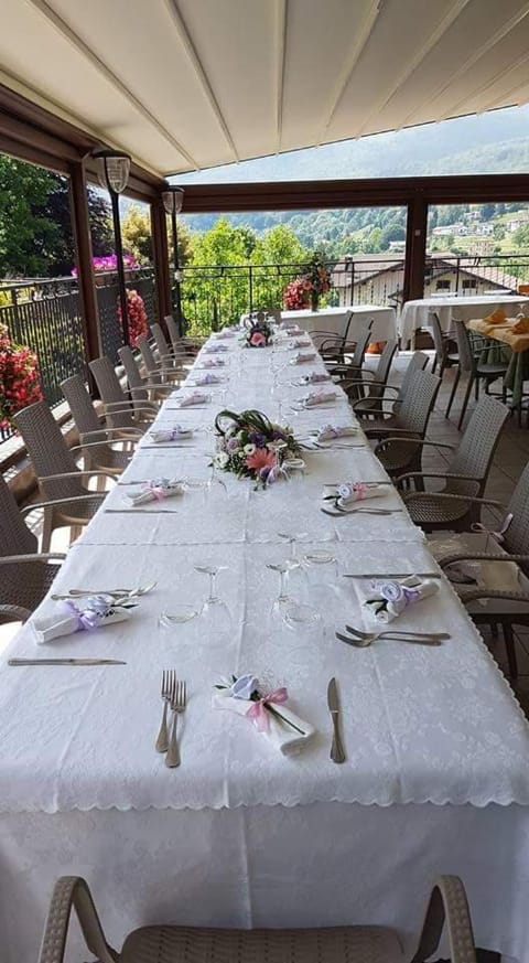 Restaurant/places to eat, Balcony/Terrace