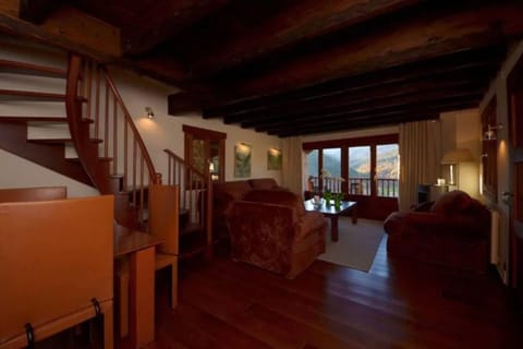 Romantic retreat with jacuzzi in Boltana House in Boltaña