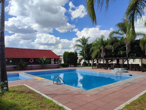 Restaurant/places to eat, Pool view, Swimming pool