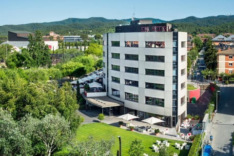 Property building, Facade/entrance, Bird's eye view, City view, Mountain view