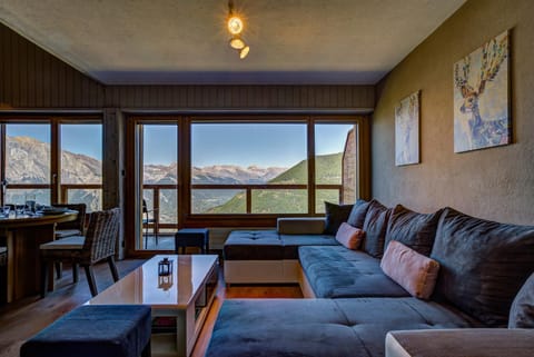 Living room, Dining area, Mountain view