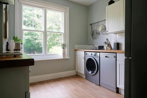 Kitchen or kitchenette, washing machine