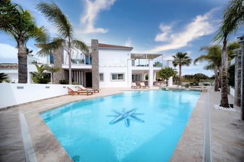 Property building, Day, Pool view, Swimming pool, sunbed