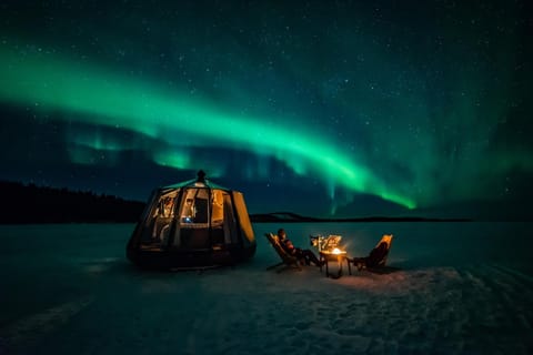 Aurora Igloo with private hot tub by Invisible Forest Lodge Tente de luxe in Rovaniemi