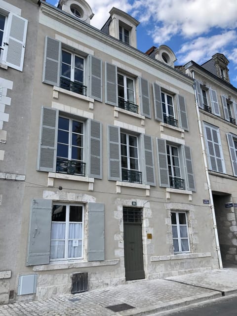 Au 16 Place Saint Louis Bed and Breakfast in Blois