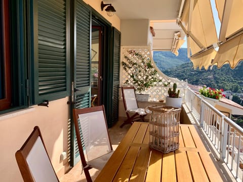 View (from property/room), Balcony/Terrace, Dining area