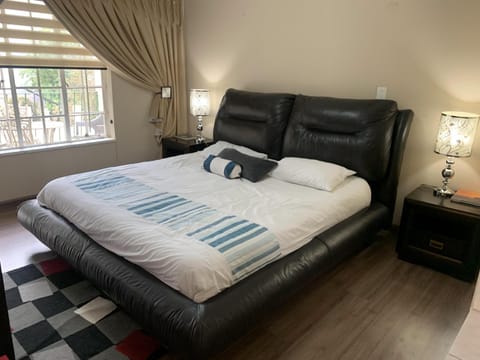 Safari Apartments -Beautiful 3 bedrooms, 10-seater dining , TV room, Garden & Pool Copropriété in Roodepoort