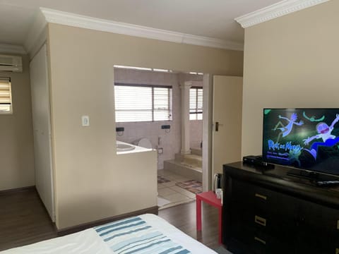 Safari Apartments -Beautiful 3 bedrooms, 10-seater dining , TV room, Garden & Pool Eigentumswohnung in Roodepoort