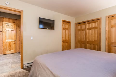 Updated 5 Bedroom 3 bathroom townhome Slopeside at 1849 Condos 671 sleeps 10 House in Mammoth Lakes