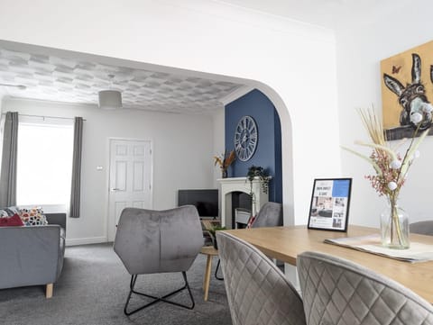 TV and multimedia, Living room, Seating area, Dining area