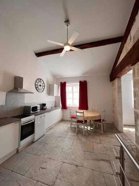 Kitchen or kitchenette, Dining area, dishwasher, fireplace, minibar, pet friendly, stove