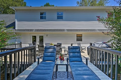 Central Villa with Game Room and Deck - Near Lakes! Villa in Clemson