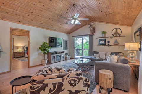 Lush Garfield Cabin with Community Pool and Lake! Maison in Beaver Lake