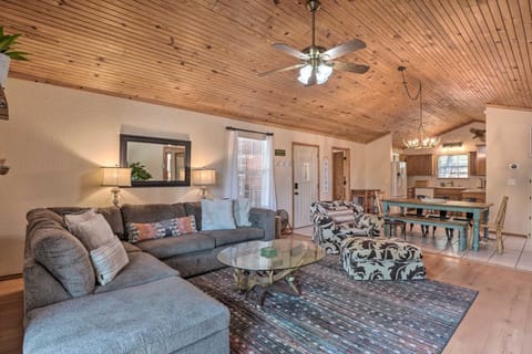 Lush Garfield Cabin with Community Pool and Lake! Maison in Beaver Lake