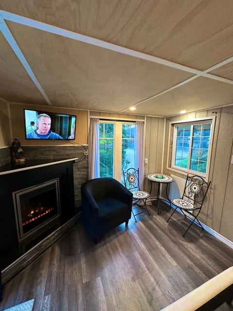 Trails End Beach House suite with hot tub and beach bedroom cabin! Apartment in Southern Gulf Islands