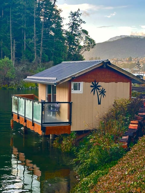 Trails End Beach House suite with hot tub and beach bedroom cabin! Apartment in Southern Gulf Islands