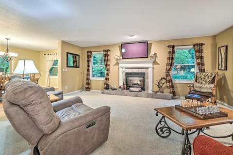 Bellaire Home with Golf Course View and Pool Access! Haus in Michigan