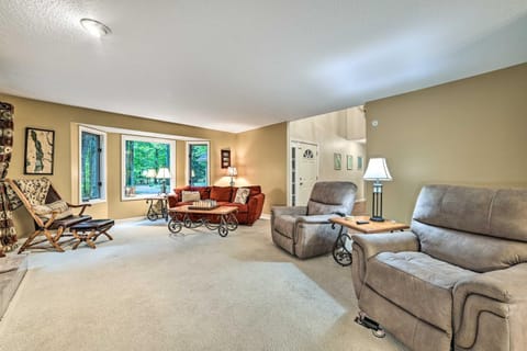 Bellaire Home with Golf Course View and Pool Access! House in Michigan