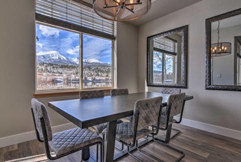 Silverthorne Waterfront Home Hot Tub and Mtn View! Haus in Silverthorne