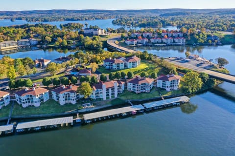 Lakefront Hot Springs Condo with Pool Access! Copropriété in Lake Hamilton
