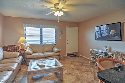 Beachfront St Petersburg Condo with Community Pool! Apartment in Sunset Beach