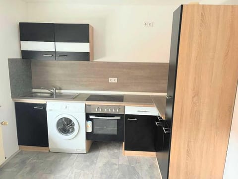 Kitchen or kitchenette, pet friendly, stove, washing machine