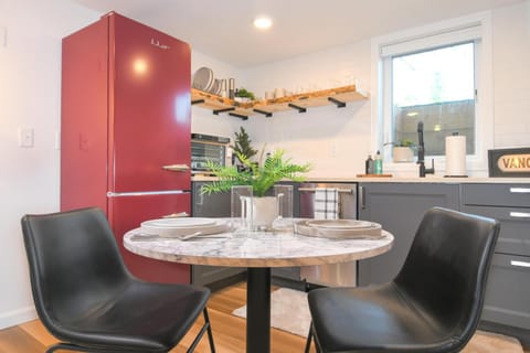 Bright & Modern Basement Apartment Dt N'hood Condo in Vancouver