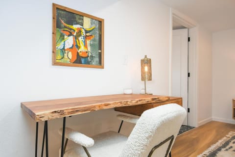 Bright & Modern Basement Apartment Dt N'hood Condo in Vancouver