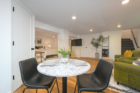 Bright & Modern Basement Apartment Dt N'hood Condominio in Vancouver