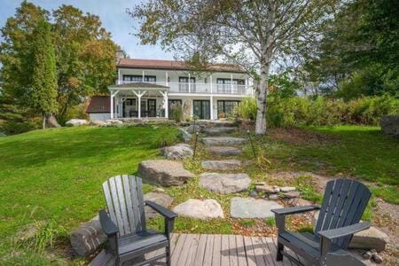 The Manor-Stunning Modern Farmhouse with Hot Tub Haus in West Dover
