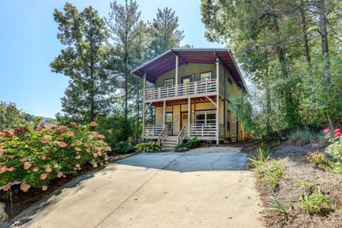 Asheville Home with Grill about 4 Mi to Downtown! Maison in Woodfin