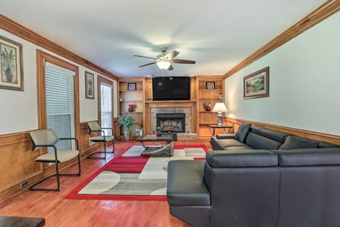 Pet-Friendly Lawrenceville House with Deck! Casa in Lawrenceville