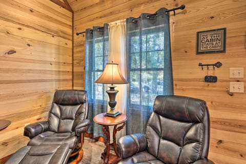 New-Build Tree Top Cabin about 3 Mi to Lake Hamilton House in Garland County