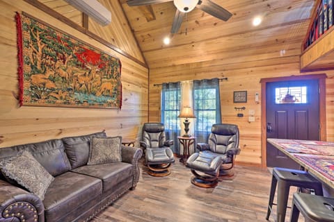 New-Build Tree Top Cabin about 3 Mi to Lake Hamilton House in Garland County