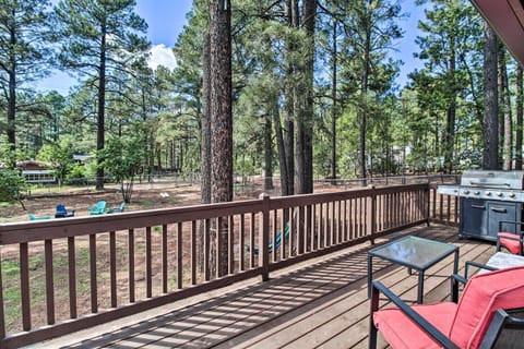 Cozy Pinetop Cabin Walk to Shops and Dining! Haus in Pinetop-Lakeside