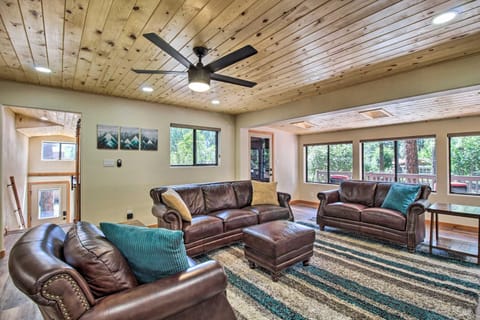 Cozy Pinetop Cabin Walk to Shops and Dining! Haus in Pinetop-Lakeside