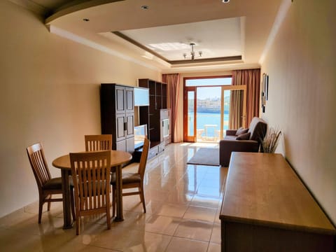 Seafront Apartment - Wifi - Sleeps 6 - ChrisCourt Apartment in Marsaskala