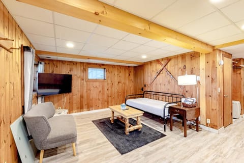 Modern Log Chalet - Lower Unit Apartment in Orleans