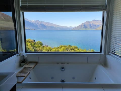Private Retreat - Stunning Lake & Mountain Views House in Queenstown