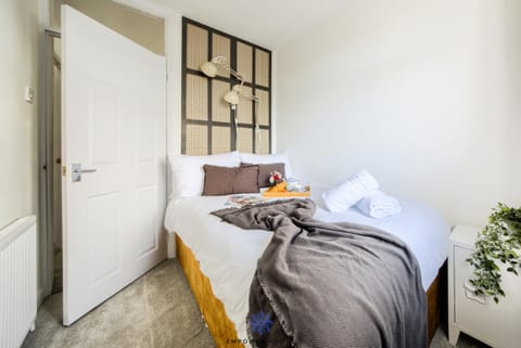 Coventry Stunning House, 3 double beds, Birmingham Airport NEC, Sleeps 7, by EMPOWER HOMES Apartment in Coventry