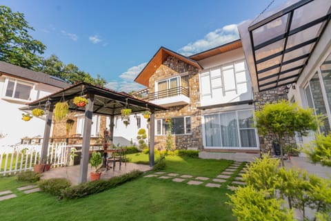 Property building, Patio, Day, Garden, Garden view