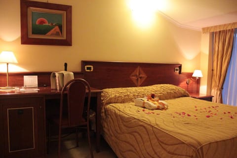 Restaurant/places to eat, Bed, Photo of the whole room, Business facilities, Bedroom, Pool view, Sea view, Swimming pool