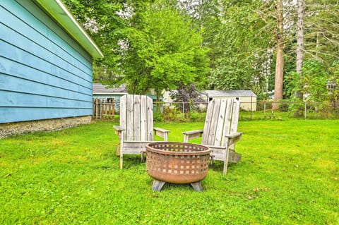 Cozy and Walkable Delmar Getaway with Fire Pit! Condo in Albany