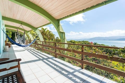 Casa super espaçosa com vista linda para o mar. House in Florianopolis
