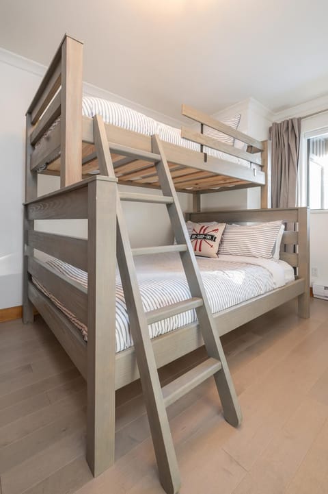 Bedroom, bunk bed